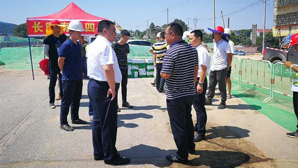 公司班子成員為項(xiàng)目施工和監(jiān)理單位工作人員送清涼