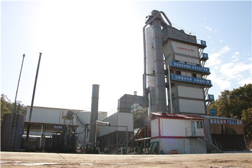 “興鴻高”瀝青生產(chǎn)施工不停工，保障我市重點(diǎn)工程按時(shí)交付