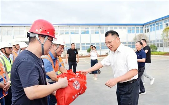 夏日一線送清涼 情暖人心干勁足 | 李建華來(lái)我市中心醫(yī)院項(xiàng)目現(xiàn)場(chǎng)開(kāi)展“夏送清涼”活動(dòng)