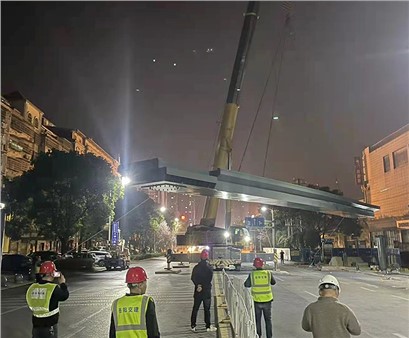 好消息！八字門小學(xué)人行天橋主梁吊裝完成