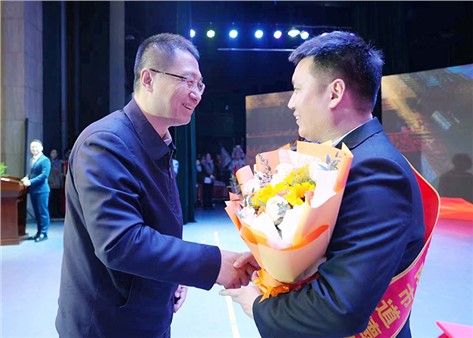 岳陽(yáng)城運(yùn)集團(tuán)馮勇同志獲第九屆岳陽(yáng)市孝老愛親道德模范
