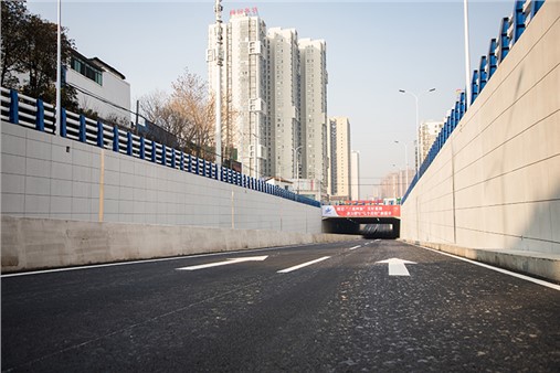 青年路下穿地道今日起開放通行