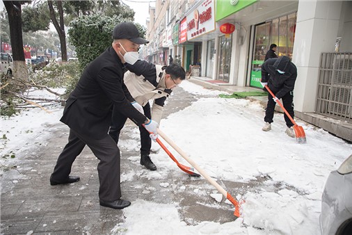 戰(zhàn)風(fēng)雪 顯擔(dān)當(dāng)！直擊城運(yùn)人鏟雪除冰第一線