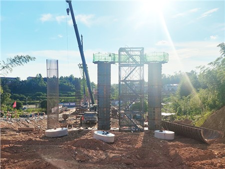 岳陽長江經(jīng)濟(jì)帶煉化一體化公路（荊竹-南太）首根立柱澆筑順利完成