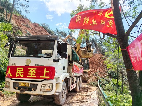 為人民群眾搶出“平安大道” 岳陽市城運集團馳援平江除險保暢保平安