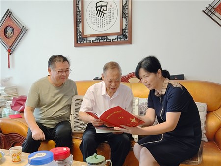 溫情傳遞 歲月禮贊 | 集團開展離休老干部國慶慰問