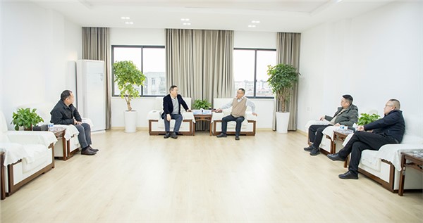 專家來助陣 為產(chǎn)業(yè)發(fā)展“疏通經(jīng)絡(luò)” 劉險(xiǎn)峰與粵港澳大灣區(qū)機(jī)器人產(chǎn)業(yè)聯(lián)盟理事長(zhǎng)吳方正一行進(jìn)行工作座談